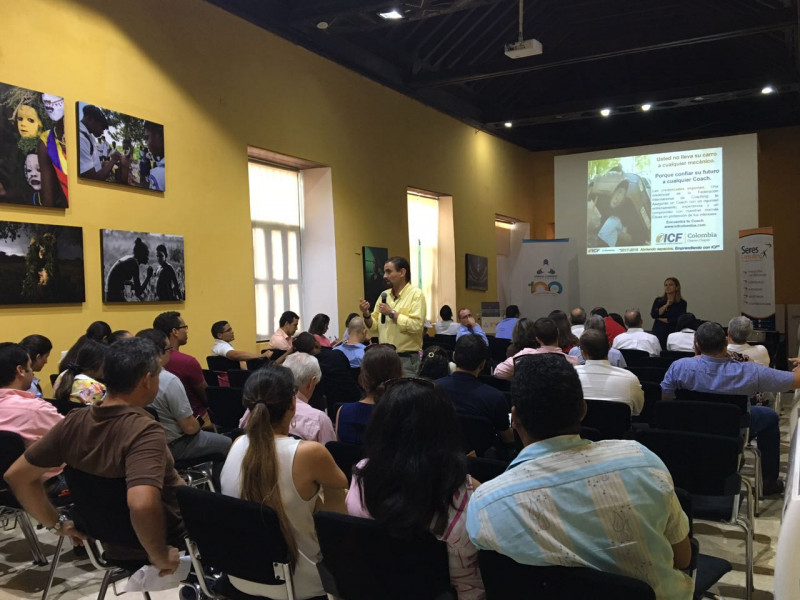 Foto portada “Liderar Desde el Centro: Habilidades Humanas que Transforman Resultados” El taller donde el liderazgo deja de ser teoría… y se convierte en músculo vivo.