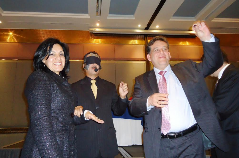 imagen portada MAGICAMENTE® | Ilusionismo estratégico y alta comedia para eventos corporativos.