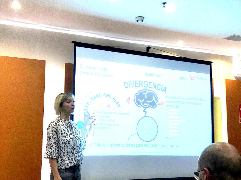 imagen portada CLASE DE DESIGN THINKING