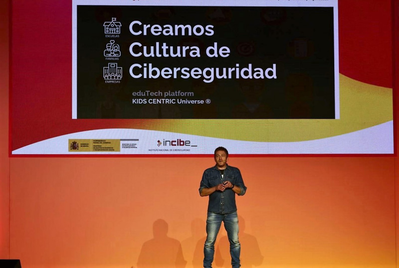 Galeria de Roberto Alvarez Angulo